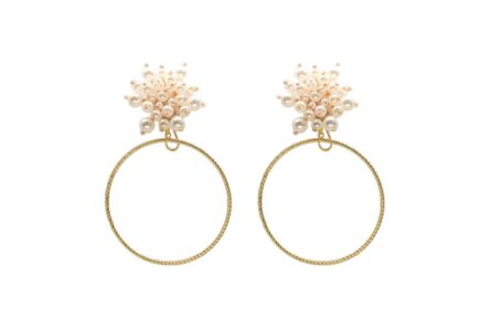 Pendientes de aro rizado dorado con aplique de mosaico de perlas. - Imagen 1