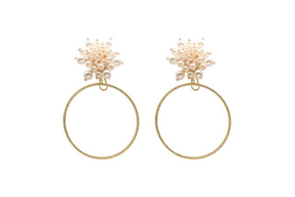 Pendientes de aro rizado dorado con aplique de mosaico de perlas.