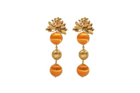 Pendiente dorado de tres esferas , con esfera central dorada labrada y dos naranja, y aplique en forma floral - Imagen 1