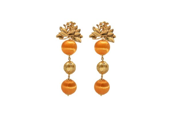 Pendiente dorado de tres esferas , con esfera central dorada labrada y dos naranja, y aplique en forma floral