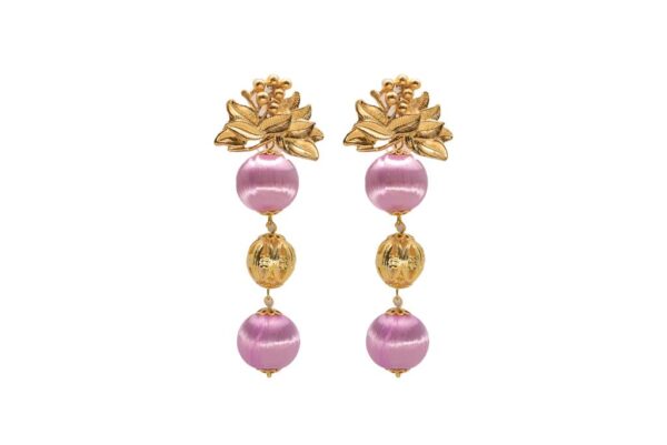 Pendiente dorado de tres esferas , con esfera central dorada labrada y dos rosa pálido, y aplique en forma floral