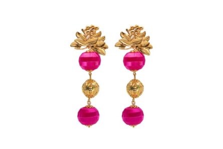 Pendiente dorado de tres esferas , con esfera central dorada labrada y dos rosa fucsia, y aplique en forma floral - Imagen 1