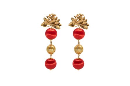 Pendiente dorado de tres esferas , con esfera central dorada labrada y dos rojo, y aplique en forma floral - Imagen 1
