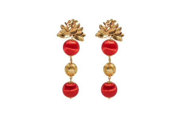 Pendiente dorado de tres esferas , con esfera central dorada labrada y dos rojo, y aplique en forma floral