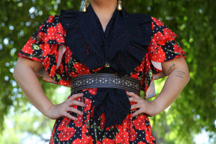 BATA CLAVEL ROJA ESTAMPADA - Imagen 2