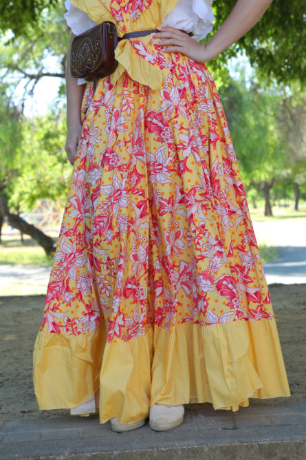 CONJUNTO FALDA + PIQUILLO ESTAMPADO DE FLORES AMARILLAS - Imagen 4