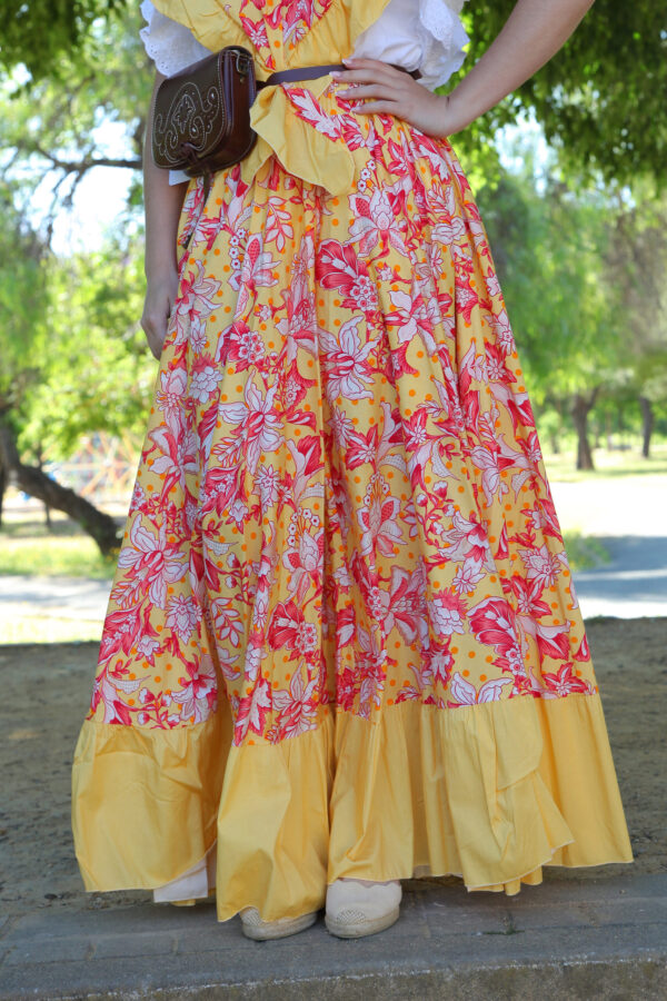 CONJUNTO FALDA + PIQUILLO ESTAMPADO DE FLORES AMARILLAS