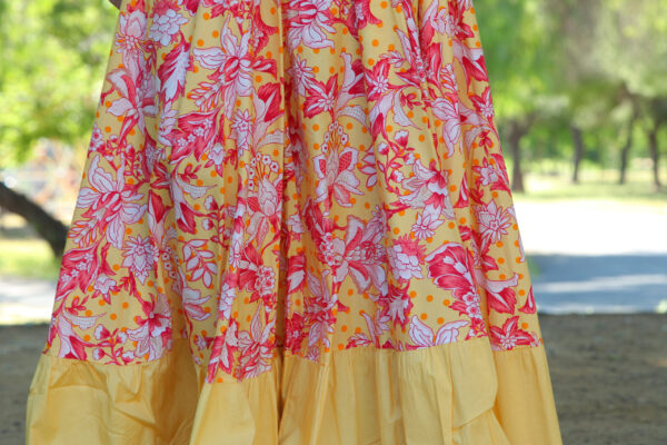 CONJUNTO FALDA + PIQUILLO ESTAMPADO DE FLORES AMARILLAS
