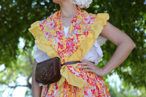 CONJUNTO FALDA + PIQUILLO ESTAMPADO DE FLORES AMARILLAS