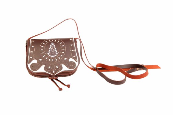 Bolso-bandolera de piel color Engrasado con Virgen del Rocío con fondo Blanco