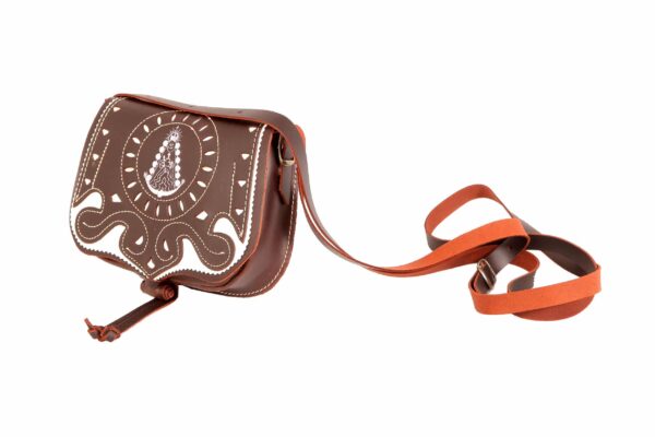 Bolso-bandolera de piel color Engrasado con Virgen del Rocío con fondo Blanco
