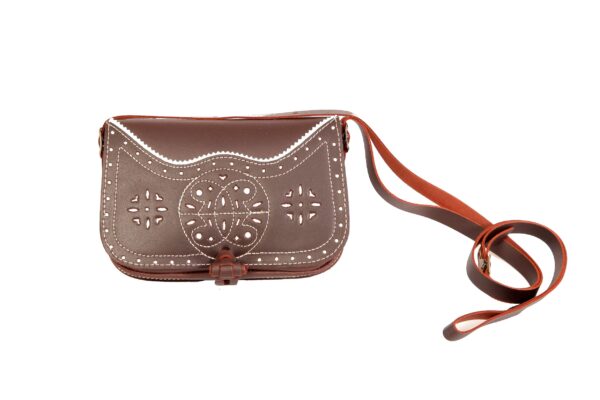 Bolso-bandolera rociero de piel color Engrasado con fondo Blanco