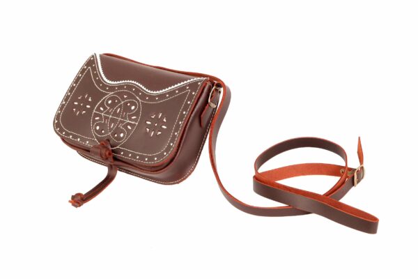 Bolso-bandolera rociero de piel color Engrasado con fondo Blanco