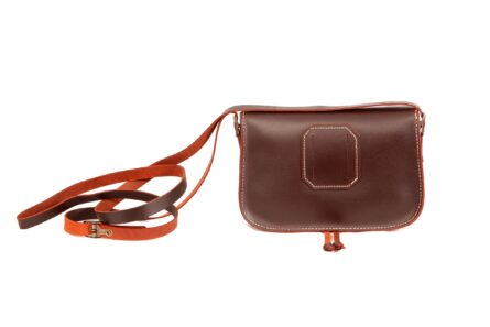 Bolso-bandolera rociero de piel color Engrasado con fondo Blanco - Imagen 3