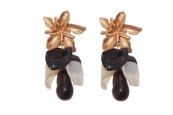 Pendientes de pétalos y piedras nácar en blanco y negro con cabezal de flor