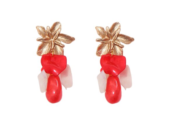 Pendientes de pétalos y piedras nácar en rojo y blanco con cabezal de flor