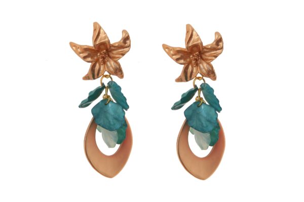 Pendientes de lágrima de oro con pétalos en tonos verdes con cabezal de flor