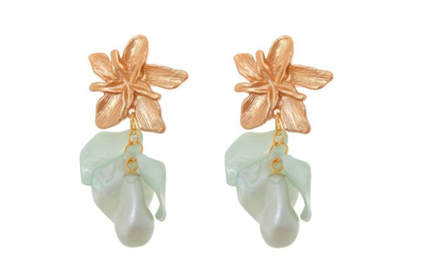 Pendientes de pétalos y piedras nácar verde jabonoso con cabezal de flor