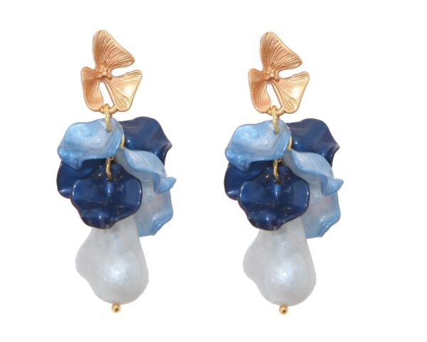 Pendientes de pétalos y piedras nácar en tonos azules con cabezal de hojas