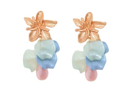 Pendientes de pétalos y piedras nácar verde jabonoso, azul y rosa palo con cabezal de flor - Imagen 1