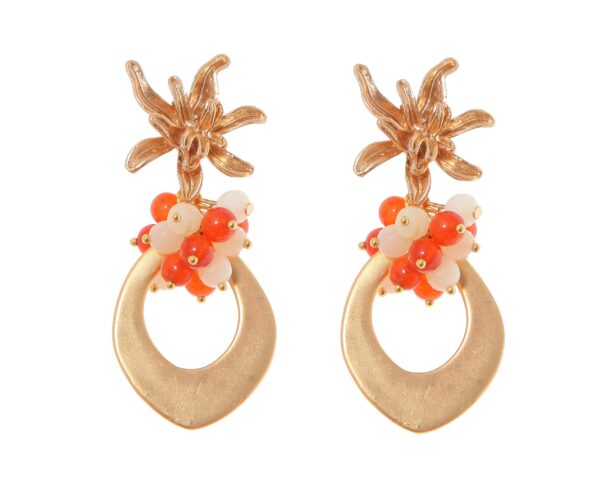 Pendientes de lágrima de oro con bolas de piedra Ágata naranja y beige y cabezal de flor