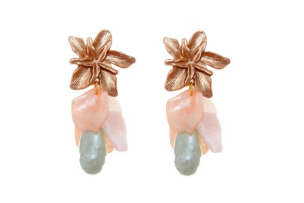 Pendientes de pétalos y piedras nácar en verde jabonoso y blanco con cabezal de flor - Imagen 1