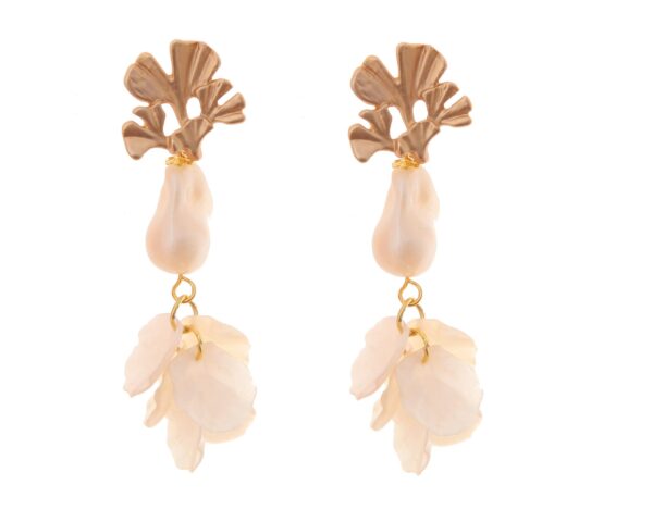 Pendientes de pétalos y piedras nácar en color beige con cabezal de hojas