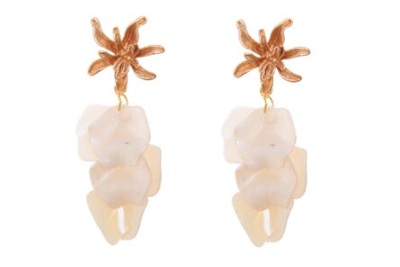 Pendientes de pétalos en color beige con cabezal de hojas - Imagen 1