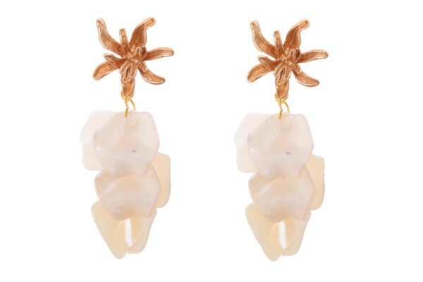 Pendientes de pétalos en color beige con cabezal de hojas
