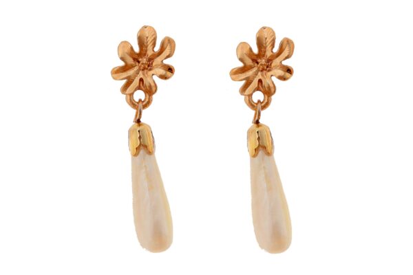 Pendiente lágrima beige con cabezal de flor pequeña
