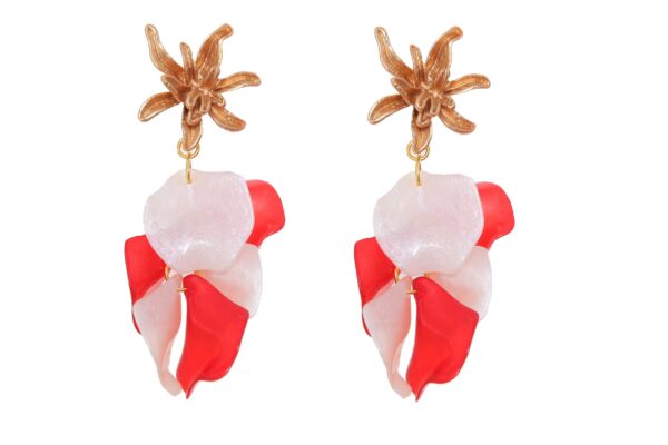 Pendientes de pétalos en colores beige y rojo con cabezal de hojas
