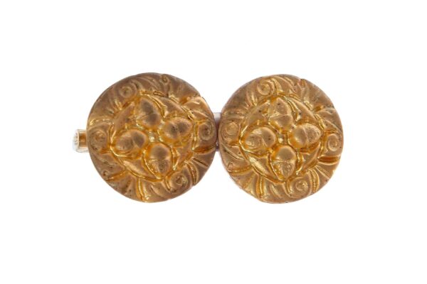 Broche dorado con dos botones decorados