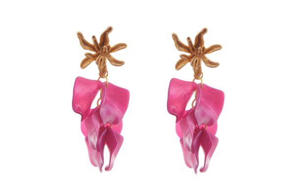 Pendientes de pétalos en color buganvilla con cabezal de hojas