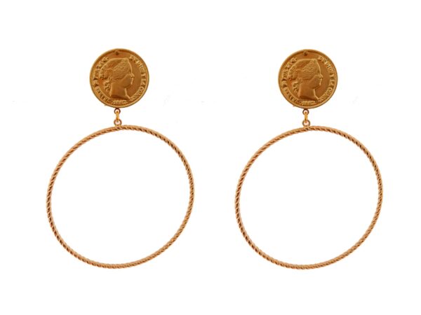 Pendientes dorados de aro grande con cabezal de moneda