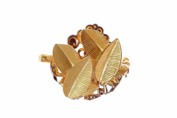 Broche dorado pequeño con grabado de hojas