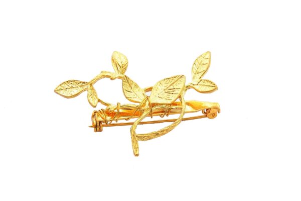 Broche dorado con enredadera de hojas