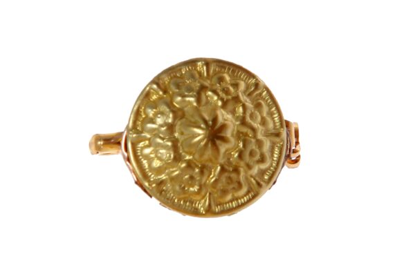 Broche dorado pequeño de botón