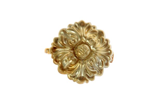 Broche dorado de medallón de flor