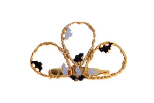 Broche dorado pintado en blanco y negro