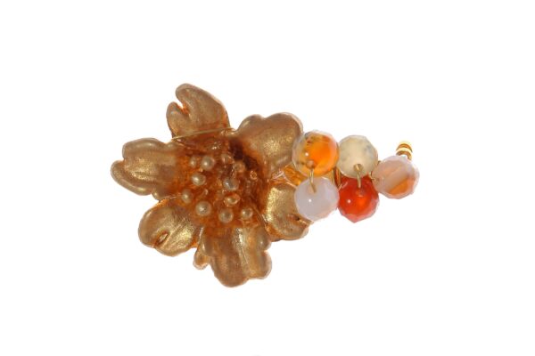 Broche dorado de flor con bolas de piedra Ágata en tonos coral