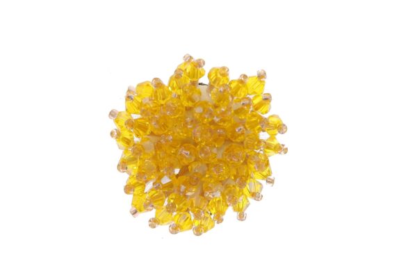 Broche con apliques de cristal en color amarillo