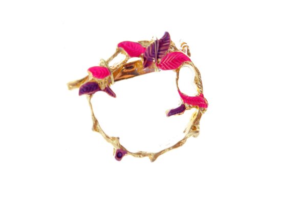 Broche dorado de hojas pintado en malva y rosa