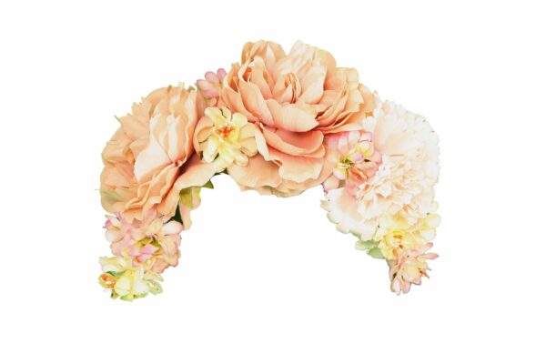 Tiara de flamenca multicolor en tonos beige y rosa maquillaje