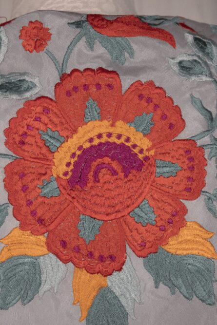 Mantoncillo Araceli de seda gris bordado multicolor - Imagen 2