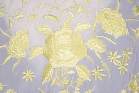 Mantón marfil bordado en amarillo - Imagen 2