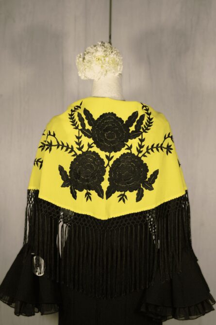 Mantón amarillo bordado en negro Mantón amarillo bordado en negro - Imagen 1