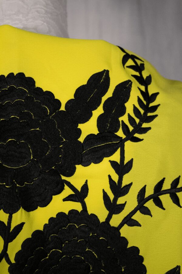 Mantón amarillo bordado en negro Mantón amarillo bordado en negro