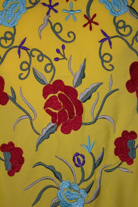 Mantón amarillo bordado en tono multicolor - Imagen 2