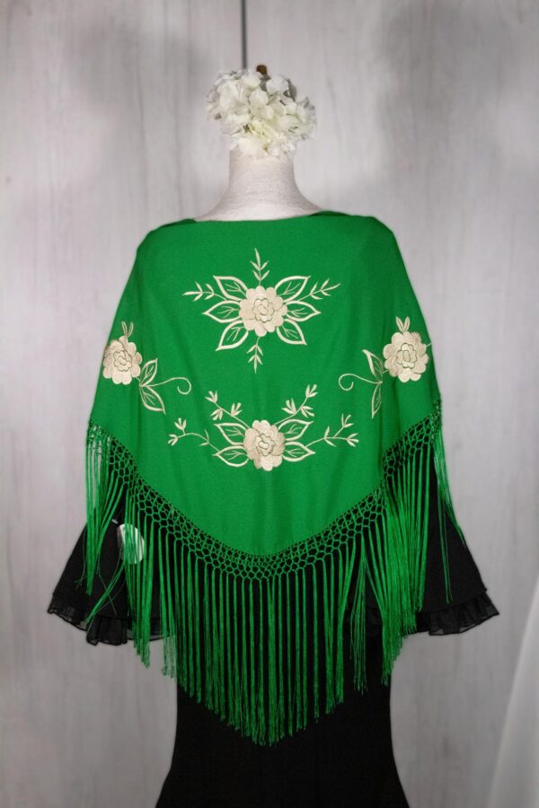 Mantón verde Andalucía bordado en tonos beige