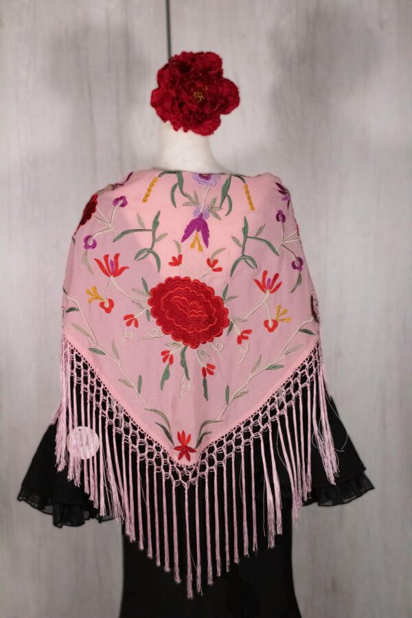 Mantón rosa bebé bordado en multicolor